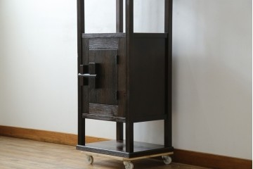 中古　美品　希少な絶版品　現代和具　NOBUYA MATSUOKA　松岡漆工　浮造り加工　和モダンな空間づくりにぴったりの縦型飾り棚　(R-060553)