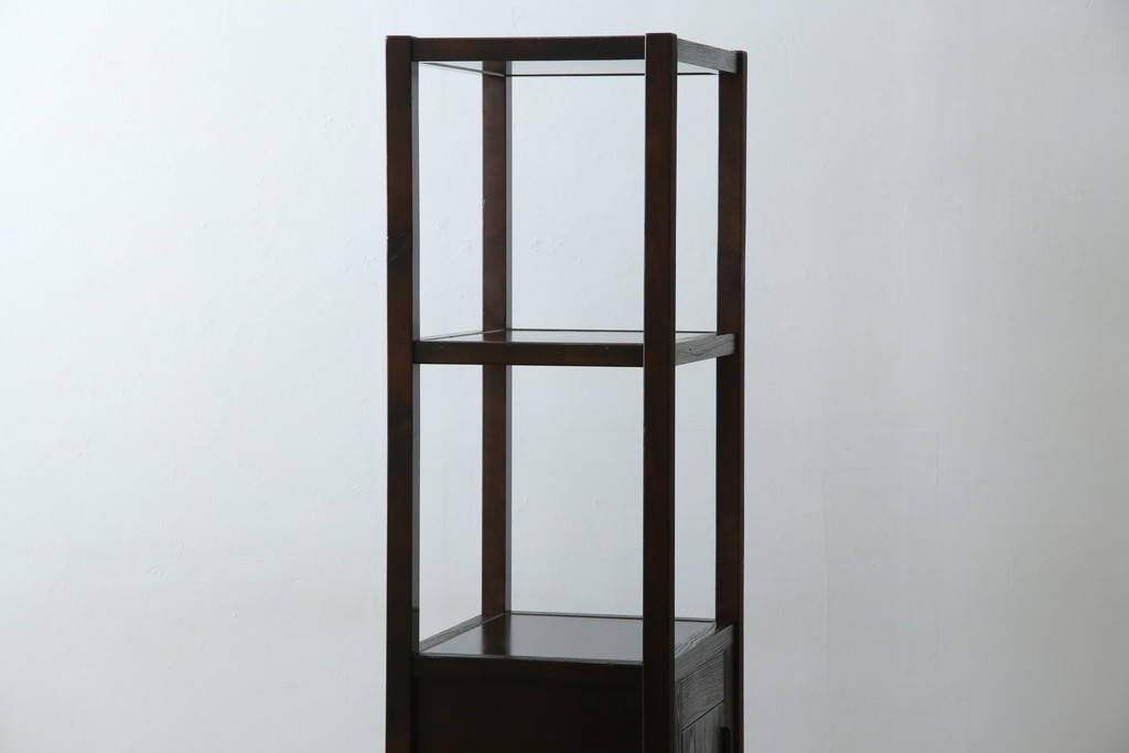中古　美品　希少な絶版品　現代和具　NOBUYA MATSUOKA　松岡漆工　浮造り加工　和モダンな空間づくりにぴったりの縦型飾り棚　(R-060553)