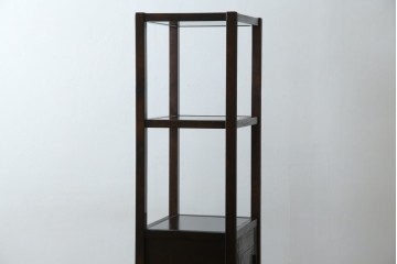 中古　美品　希少な絶版品　現代和具　NOBUYA MATSUOKA　松岡漆工　浮造り加工　和モダンな空間づくりにぴったりの縦型飾り棚　(R-060553)