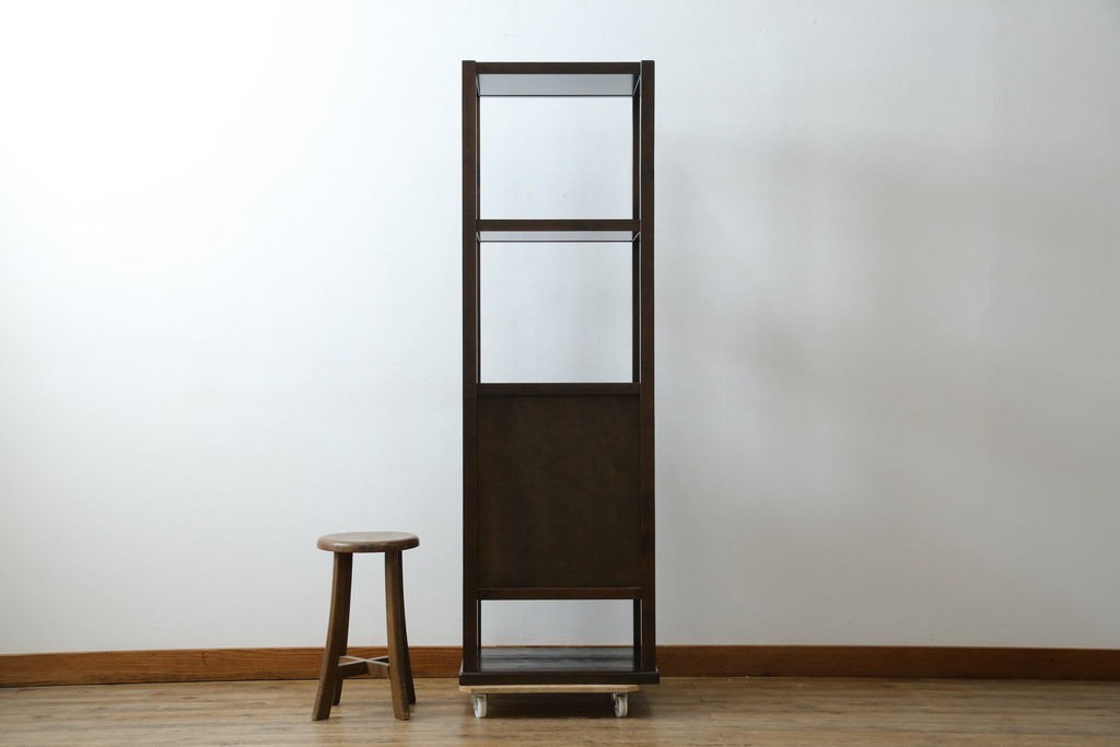 中古　美品　希少な絶版品　現代和具　NOBUYA MATSUOKA　松岡漆工　浮造り加工　和モダンな空間づくりにぴったりの縦型飾り棚　(R-060553)