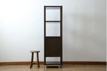 中古　美品　希少な絶版品　現代和具　NOBUYA MATSUOKA　松岡漆工　浮造り加工　和モダンな空間づくりにぴったりの縦型飾り棚　(R-060553)