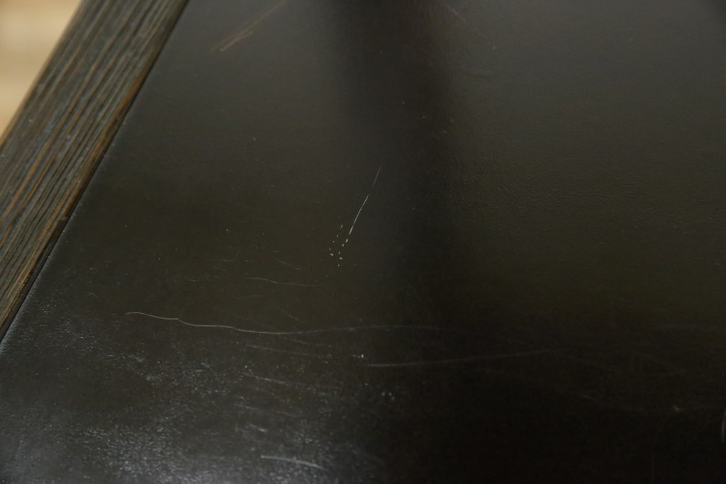 中古　美品　希少な絶版品　現代和具　NOBUYA MATSUOKA　松岡漆工　浮造り加工　和モダンな空間づくりにぴったりの縦型飾り棚　(R-060553)