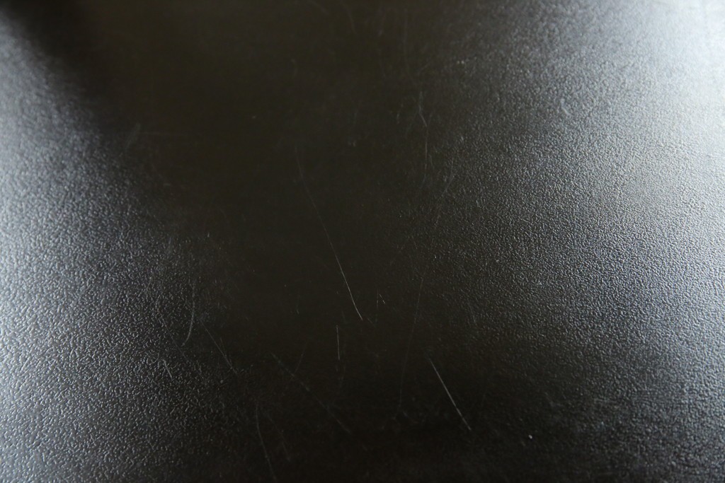 中古　美品　希少な絶版品　現代和具　NOBUYA MATSUOKA　松岡漆工　浮造り加工　和モダンな空間づくりにぴったりの縦型飾り棚　(R-060553)