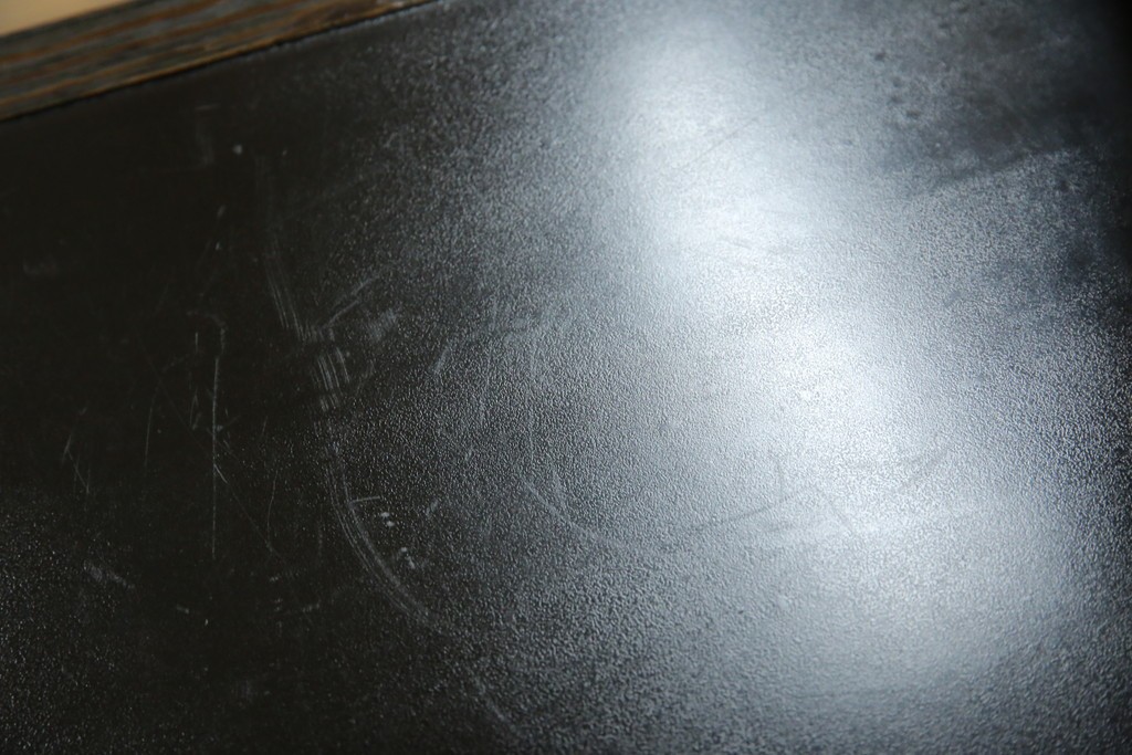 中古　美品　希少な絶版品　現代和具　NOBUYA MATSUOKA　松岡漆工　浮造り加工　和モダンな空間づくりにぴったりの縦型飾り棚　(R-060553)