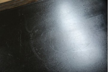 中古　美品　希少な絶版品　現代和具　NOBUYA MATSUOKA　松岡漆工　浮造り加工　和モダンな空間づくりにぴったりの縦型飾り棚　(R-060553)