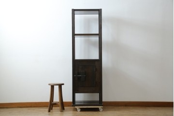 中古　美品　希少な絶版品　現代和具　NOBUYA MATSUOKA　松岡漆工　浮造り加工　和モダンな空間づくりにぴったりの縦型飾り棚　(R-060553)