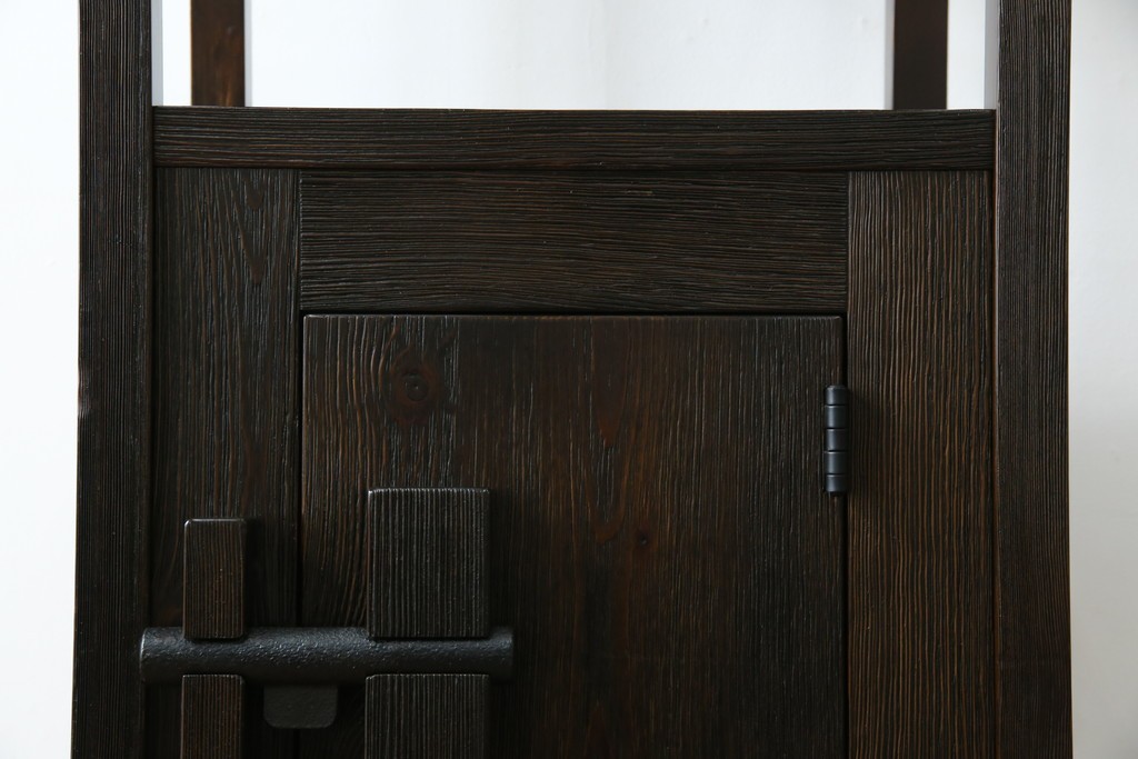 中古　美品　希少な絶版品　現代和具　NOBUYA MATSUOKA　松岡漆工　浮造り加工　和モダンな空間づくりにぴったりの縦型飾り棚　(R-060553)