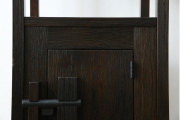 中古　美品　希少な絶版品　現代和具　NOBUYA MATSUOKA　松岡漆工　浮造り加工　和モダンな空間づくりにぴったりの縦型飾り棚　(R-060553)