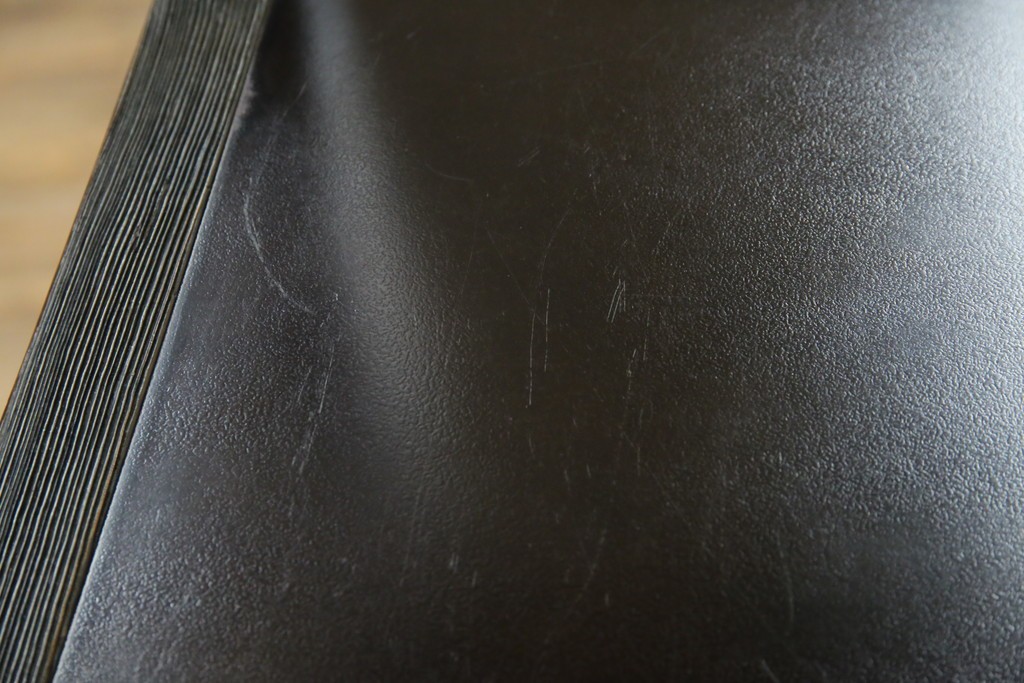 中古　美品　希少な絶版品　現代和具　NOBUYA MATSUOKA　松岡漆工　浮造り加工　和モダンな空間づくりにぴったりの縦型飾り棚　(R-060553)