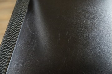 中古　美品　希少な絶版品　現代和具　NOBUYA MATSUOKA　松岡漆工　浮造り加工　和モダンな空間づくりにぴったりの縦型飾り棚　(R-060553)