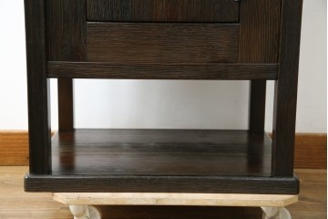 中古　美品　希少な絶版品　現代和具　NOBUYA MATSUOKA　松岡漆工　浮造り加工　和モダンな空間づくりにぴったりの縦型飾り棚　(R-060553)