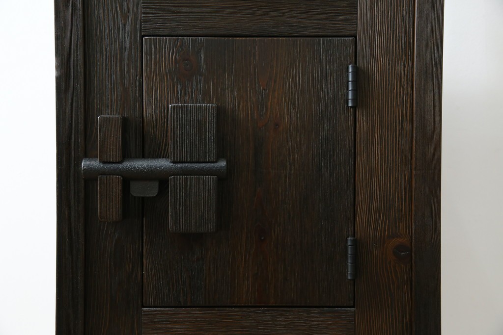 中古　美品　希少な絶版品　現代和具　NOBUYA MATSUOKA　松岡漆工　浮造り加工　和モダンな空間づくりにぴったりの縦型飾り棚　(R-060553)