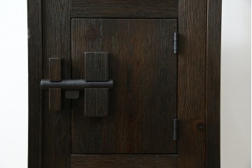 中古　美品　希少な絶版品　現代和具　NOBUYA MATSUOKA　松岡漆工　浮造り加工　和モダンな空間づくりにぴったりの縦型飾り棚　(R-060553)