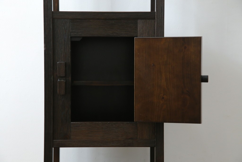 中古　美品　希少な絶版品　現代和具　NOBUYA MATSUOKA　松岡漆工　浮造り加工　和モダンな空間づくりにぴったりの縦型飾り棚　(R-060553)