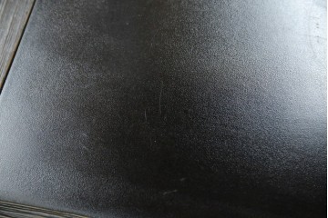 中古　美品　希少な絶版品　現代和具　NOBUYA MATSUOKA　松岡漆工　浮造り加工　和モダンな空間づくりにぴったりの縦型飾り棚　(R-060553)