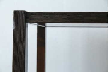 中古　美品　希少な絶版品　現代和具　NOBUYA MATSUOKA　松岡漆工　浮造り加工　和モダンな空間づくりにぴったりの縦型飾り棚　(R-060553)