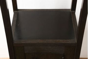 中古　美品　希少な絶版品　現代和具　NOBUYA MATSUOKA　松岡漆工　浮造り加工　和モダンな空間づくりにぴったりの縦型飾り棚(茶棚)(R-060553)