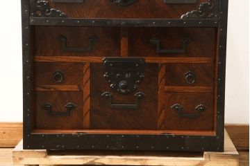 中古　匠工芸　勝木憲二郎作　堅牢で立派な金具が存在感を際立たせる三国船箪笥(三国タンス、舟箪笥、小箪笥、帳箱、銭箱、銭函、小引き出し、小物収納)(R-060562)