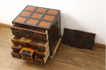 中古　匠工芸　勝木憲二郎作　堅牢で立派な金具が存在感を際立たせる三国船箪笥(三国タンス、舟箪笥、小箪笥、帳箱、銭箱、銭函、小引き出し、小物収納)(R-060562)