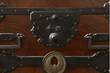 中古　匠工芸　勝木憲二郎作　堅牢で立派な金具が存在感を際立たせる三国船箪笥(三国タンス、舟箪笥、小箪笥、帳箱、銭箱、銭函、小引き出し、小物収納)(R-060562)