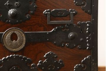 中古　匠工芸　勝木憲二郎作　堅牢で立派な金具が存在感を際立たせる三国船箪笥(三国タンス、舟箪笥、小箪笥、帳箱、銭箱、銭函、小引き出し、小物収納)(R-060562)