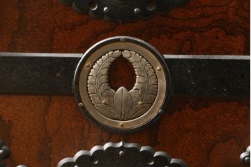 中古　匠工芸　勝木憲二郎作　堅牢で立派な金具が存在感を際立たせる三国船箪笥(三国タンス、舟箪笥、小箪笥、帳箱、銭箱、銭函、小引き出し、小物収納)(R-060562)