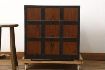 中古　匠工芸　勝木憲二郎作　堅牢で立派な金具が存在感を際立たせる三国船箪笥(三国タンス、舟箪笥、小箪笥、帳箱、銭箱、銭函、小引き出し、小物収納)(R-060562)