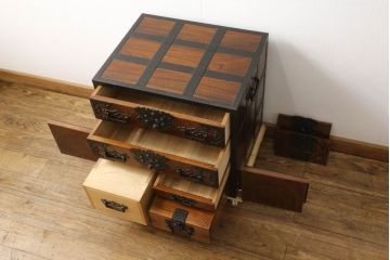 中古　匠工芸　勝木憲二郎作　重厚感と緻密な美しさを兼ね備えた佐渡船箪笥(佐渡タンス、舟箪笥、小箪笥、帳箱、銭箱、銭函、小引き出し、小物収納)(R-060563)