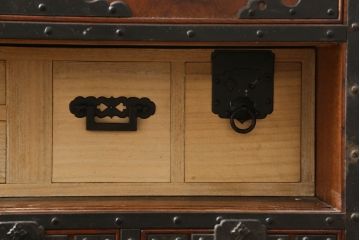 和製ビンテージ　工芸品　総欅(ケヤキ)材　かくし付き　重厚な手打ち金具が魅力的な酒田船箪笥(帳箱、銭箱、引き出し、チェスト、小箪笥、小物収納、和たんす、和箪笥、ヴィンテージ)(R-060564)