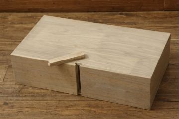 和製ビンテージ　工芸品　総欅(ケヤキ)材　かくし付き　重厚な手打ち金具が魅力的な酒田船箪笥(帳箱、銭箱、引き出し、チェスト、小箪笥、小物収納、和たんす、和箪笥、ヴィンテージ)(R-060564)