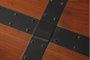 和製ビンテージ　工芸品　総欅(ケヤキ)材　かくし付き　重厚な手打ち金具が魅力的な酒田船箪笥(帳箱、銭箱、引き出し、チェスト、小箪笥、小物収納、和たんす、和箪笥、ヴィンテージ)(R-060564)
