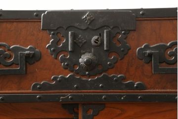 和製ビンテージ　工芸品　総欅(ケヤキ)材　かくし付き　重厚な手打ち金具が魅力的な酒田船箪笥(帳箱、銭箱、引き出し、チェスト、小箪笥、小物収納、和たんす、和箪笥、ヴィンテージ)(R-060564)