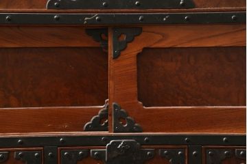 和製ビンテージ　工芸品　総欅(ケヤキ)材　かくし付き　重厚な手打ち金具が魅力的な酒田船箪笥(帳箱、銭箱、引き出し、チェスト、小箪笥、小物収納、和たんす、和箪笥、ヴィンテージ)(R-060564)