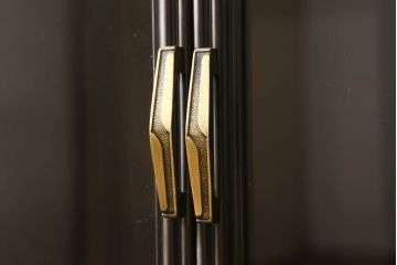 中古　美品　韓国民芸家具　華やかな螺鈿細工が高級感を放つ縦型キャビネット(ラデン、飾り棚、陳列棚、収納棚、戸棚、食器棚、カップボード)(定価約50万円)(R-060569)