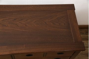 中古　美品　総欅(ケヤキ)材　モダンなデザインが和洋どちらのお部屋にも取り入れやすい車箪笥(引き出し、収納タンス、サイドボード、サイドチェスト、衣装箪笥)(R-060570)