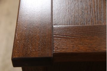 中古　美品　総欅(ケヤキ)材　モダンなデザインが和洋どちらのお部屋にも取り入れやすい車箪笥(引き出し、収納タンス、サイドボード、サイドチェスト、衣装箪笥)(R-060570)