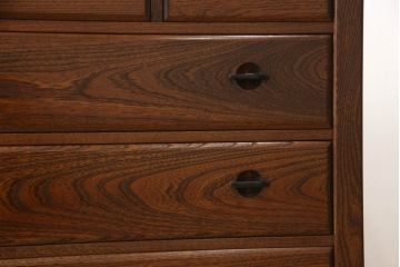 中古　美品　総欅(ケヤキ)材　モダンなデザインが和洋どちらのお部屋にも取り入れやすい車箪笥(引き出し、収納タンス、サイドボード、サイドチェスト、衣装箪笥)(R-060570)