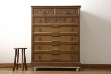中古　美品　神戸洋家具老舗たかねや製　植物モチーフの彫刻と凝った引き手のデザインが美しいチェスト(引き出し、衣装箪笥、洋服タンス、整理タンス)(R-060571)