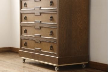 中古　美品　神戸洋家具老舗たかねや製　植物モチーフの彫刻と凝った引き手のデザインが美しいチェスト(引き出し、衣装箪笥、洋服タンス、整理タンス)(R-060571)