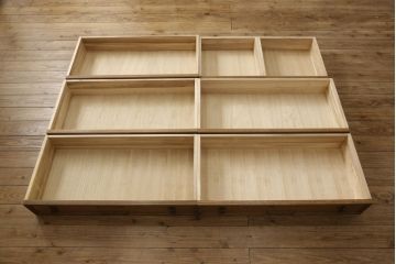 中古　美品　神戸洋家具老舗たかねや製　植物モチーフの彫刻と凝った引き手のデザインが美しいチェスト(引き出し、衣装箪笥、洋服タンス、整理タンス)(R-060571)