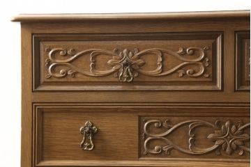 中古　美品　神戸洋家具老舗たかねや製　植物モチーフの彫刻と凝った引き手のデザインが美しいチェスト(引き出し、衣装箪笥、洋服タンス、整理タンス)(R-060571)