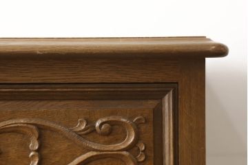 中古　美品　神戸洋家具老舗たかねや製　植物モチーフの彫刻と凝った引き手のデザインが美しいチェスト(引き出し、衣装箪笥、洋服タンス、整理タンス)(R-060571)