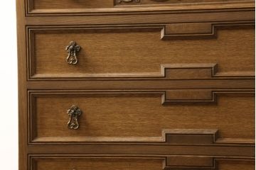 中古　美品　神戸洋家具老舗たかねや製　植物モチーフの彫刻と凝った引き手のデザインが美しいチェスト(引き出し、衣装箪笥、洋服タンス、整理タンス)(R-060571)