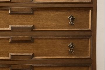 中古　美品　神戸洋家具老舗たかねや製　植物モチーフの彫刻と凝った引き手のデザインが美しいチェスト(引き出し、衣装箪笥、洋服タンス、整理タンス)(R-060571)