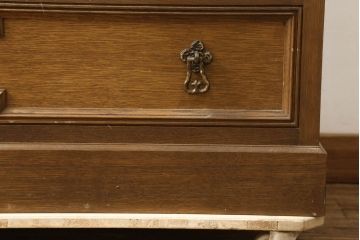 中古　美品　神戸洋家具老舗たかねや製　植物モチーフの彫刻と凝った引き手のデザインが美しいチェスト(引き出し、衣装箪笥、洋服タンス、整理タンス)(R-060571)