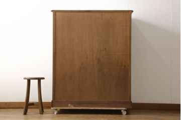 中古　美品　神戸洋家具老舗たかねや製　植物モチーフの彫刻と凝った引き手のデザインが美しいチェスト(引き出し、衣装箪笥、洋服タンス、整理タンス)(R-060571)