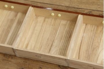 中古　美品　欅(ケヤキ)材の美しい杢目と網代風引き戸が上品な置き床(ローボード、テレビ台、戸棚、収納棚、飾り台)(R-060572)