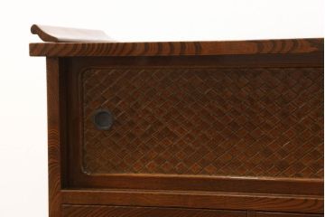 中古　美品　欅(ケヤキ)材の美しい杢目と網代風引き戸が上品な置き床(ローボード、テレビ台、戸棚、収納棚、飾り台)(R-060572)
