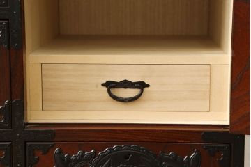 中古　美品　欅産業　凝ったつくりの大振りの金具が目を惹く仙台箪笥サイドボード(サイドチェスト、ローチェスト、収納箪笥、衣装箪笥、引き出し)(R-060574)