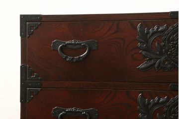 中古　美品　欅産業　凝ったつくりの大振りの金具が目を惹く仙台箪笥サイドボード(サイドチェスト、ローチェスト、収納箪笥、衣装箪笥、引き出し)(R-060574)